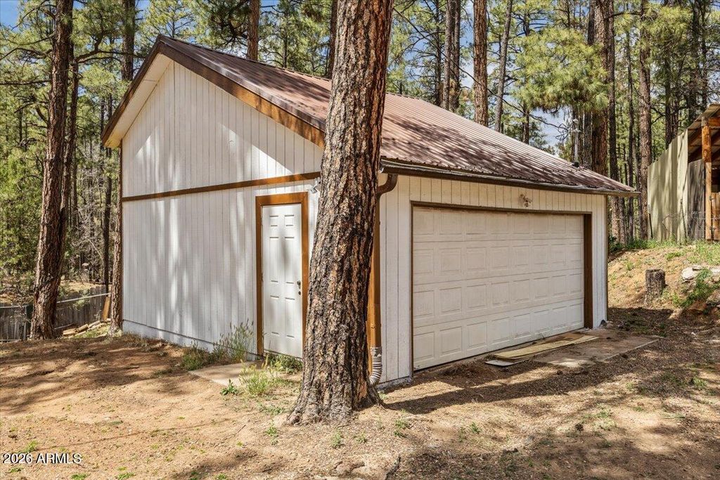 Image 31 of property listing at 1204 FLORES Drive, Show Low, AZ 85901