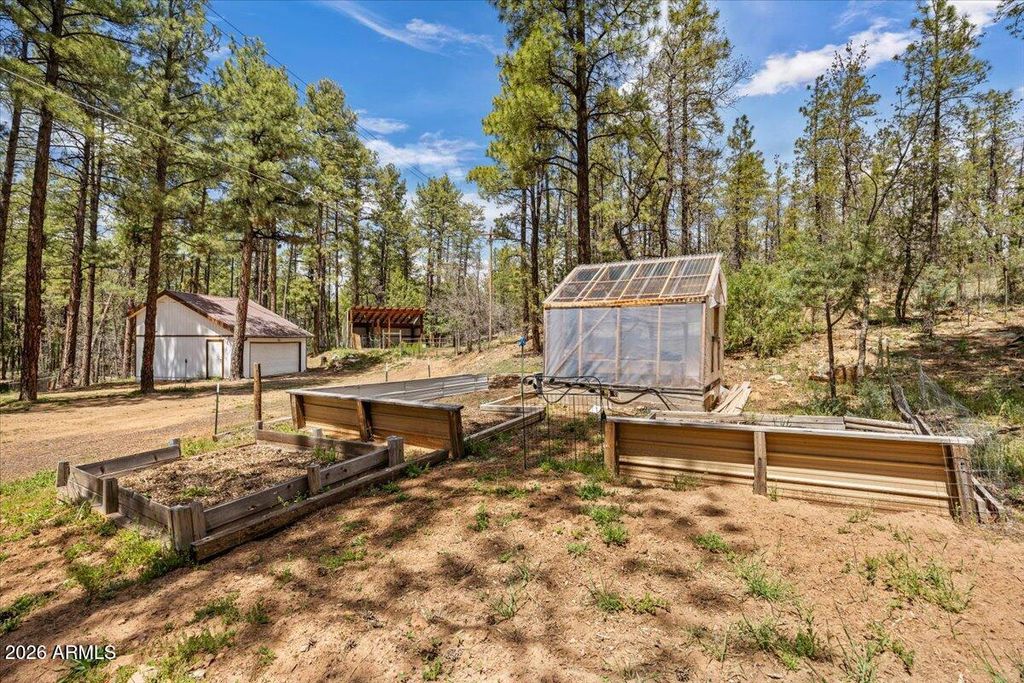 Image 34 of property listing at 1204 FLORES Drive, Show Low, AZ 85901