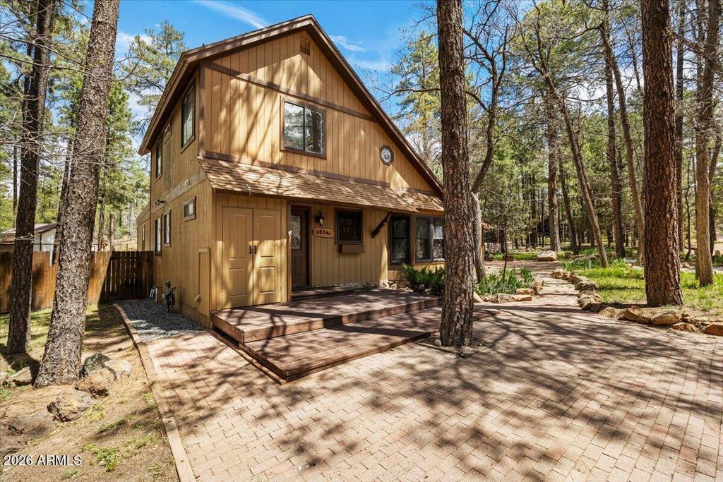 Image 4 of property listing at 1204 FLORES Drive, Show Low, AZ 85901