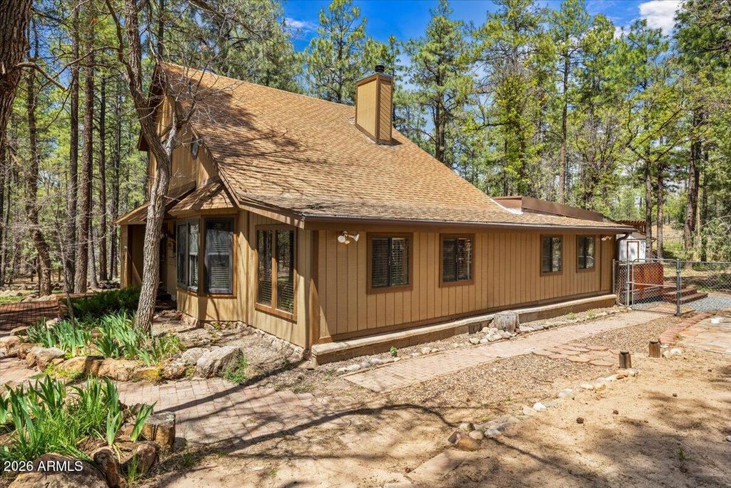 Image 6 of property listing at 1204 FLORES Drive, Show Low, AZ 85901