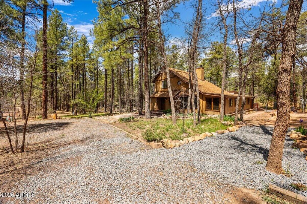 Image 7 of property listing at 1204 FLORES Drive, Show Low, AZ 85901