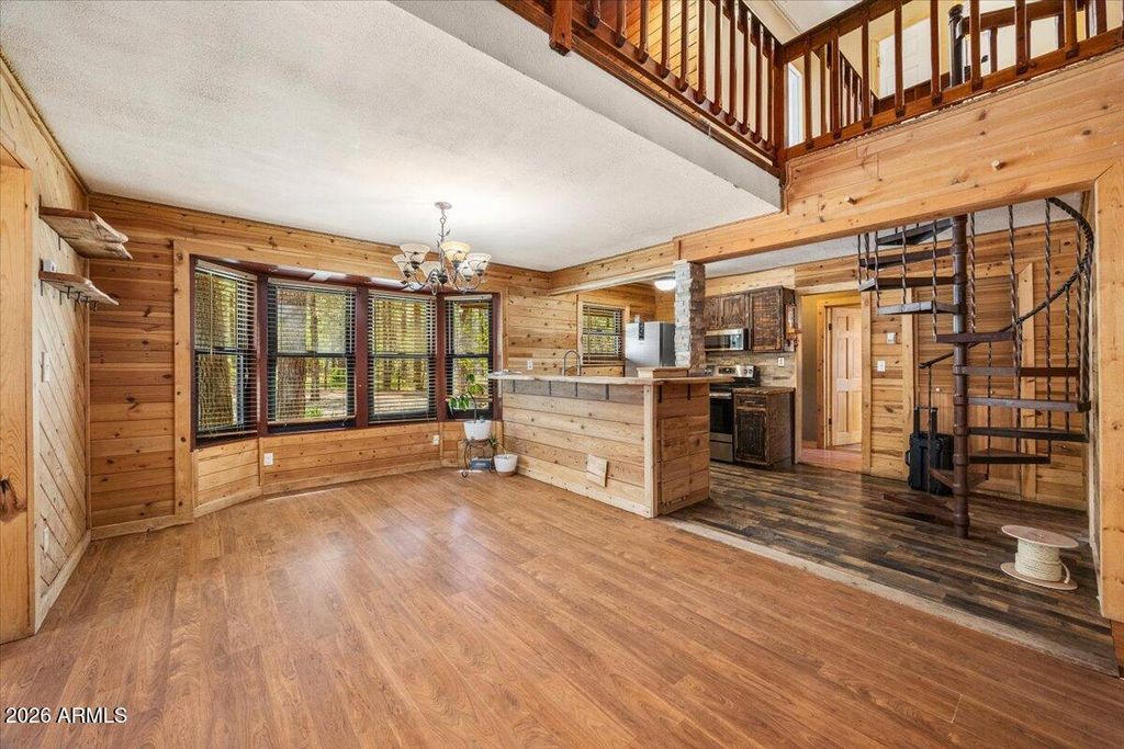 Image 9 of property listing at 1204 FLORES Drive, Show Low, AZ 85901