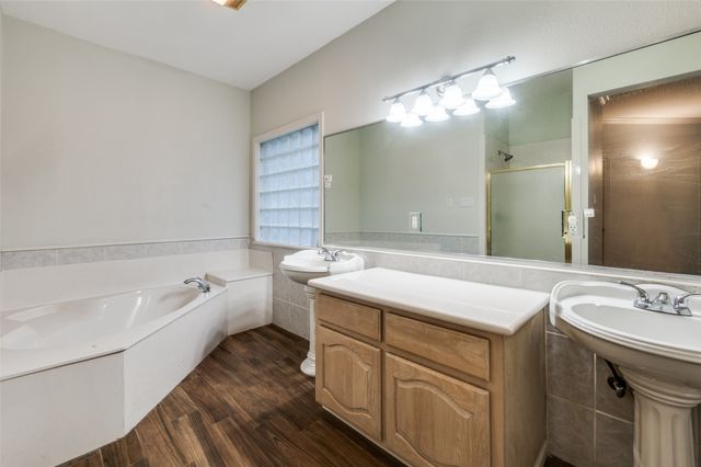 1805 Old Oak Drive, Arlington, TX 76012