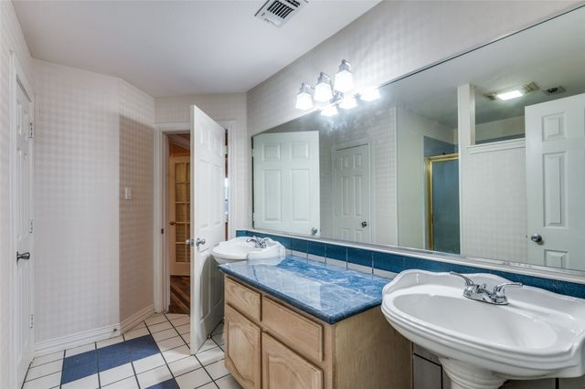 1805 Old Oak Drive, Arlington, TX 76012