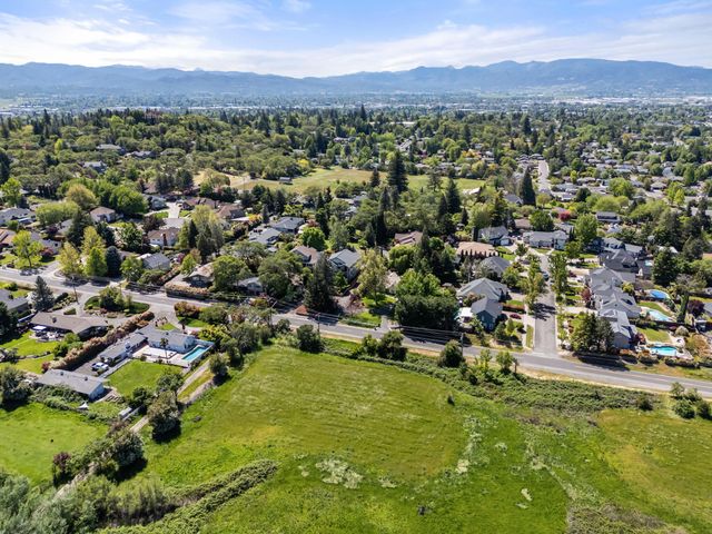 597 Pierce Road, Medford, OR 97504