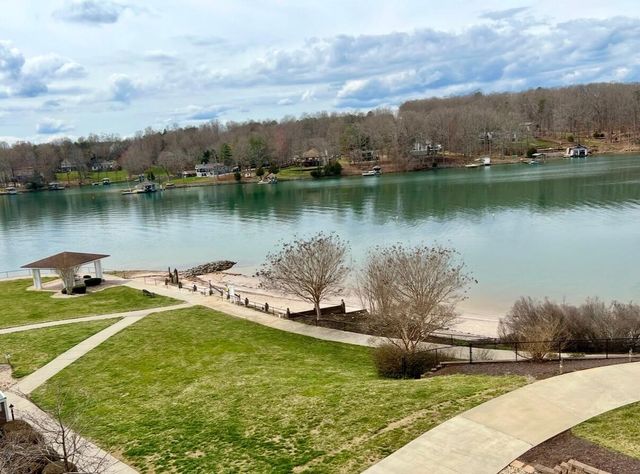 1137 Mariners Way Apt 37, Huddleston, VA 24104