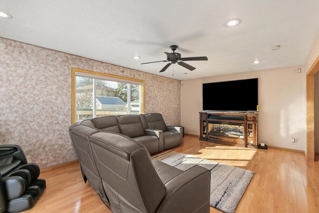 10822 Walnut Ridge Drive, Clive, IA 50325