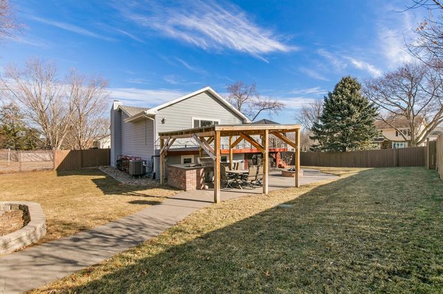 10822 Walnut Ridge Drive, Clive, IA 50325