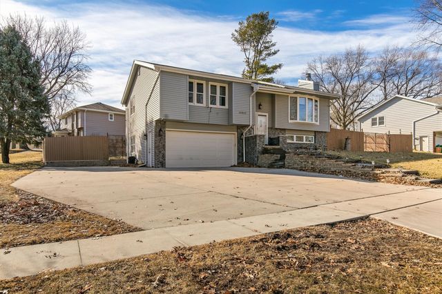 10822 Walnut Ridge Drive, Clive, IA 50325