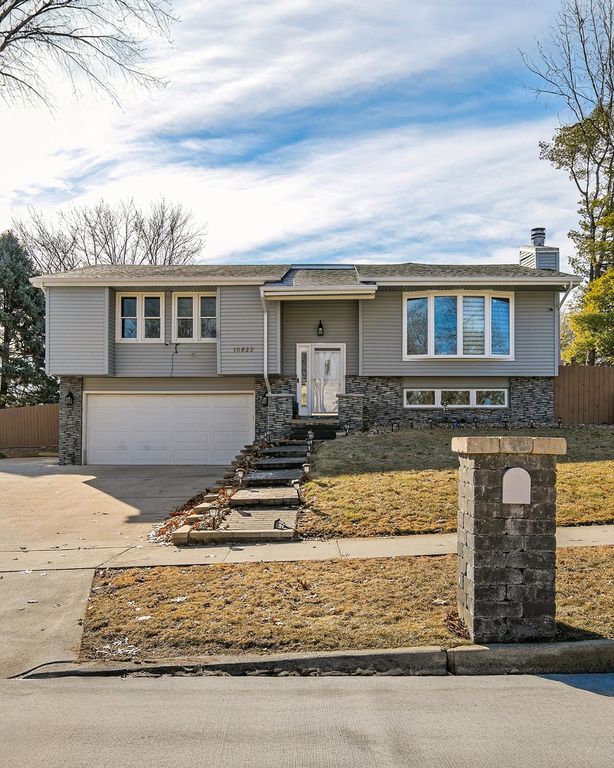 10822 Walnut Ridge Drive, Clive, IA 50325