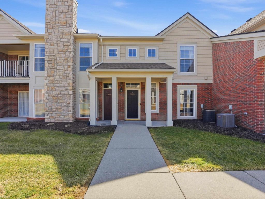 52124 Naugatuck Drive, Macomb, MI 48042