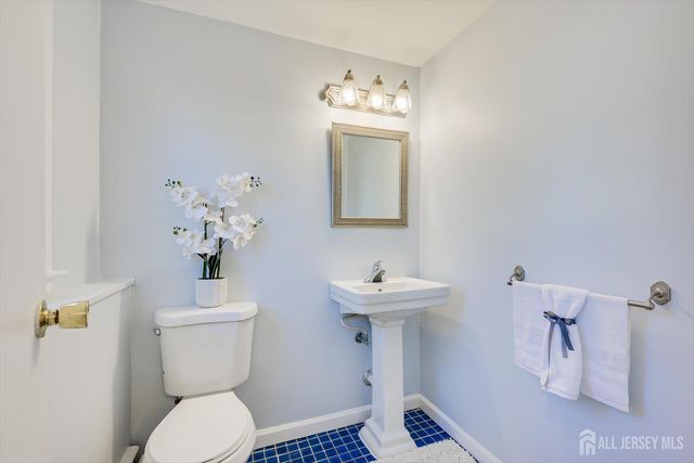 12 Hadler Drive, Franklin, NJ 08873