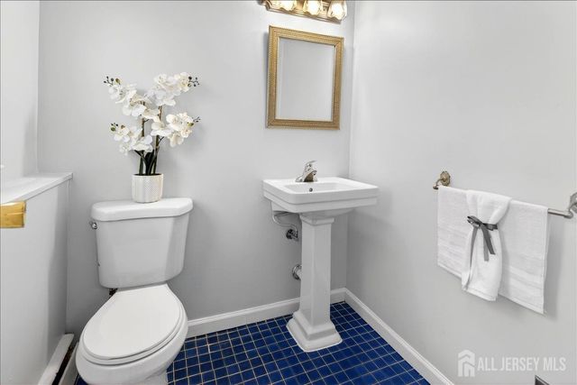 12 Hadler Drive, Franklin, NJ 08873