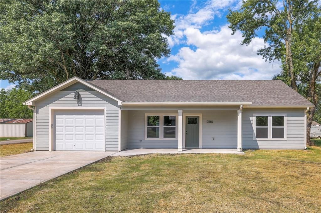 304 N Mulberry Street, Adrian, MO 64720