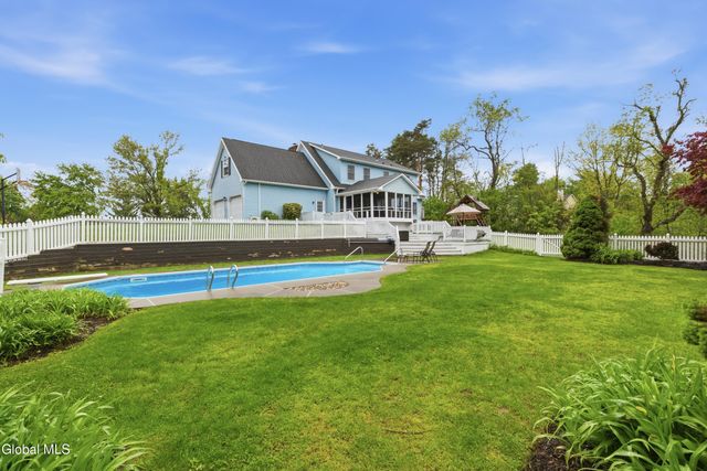 43 Brinker Drive S, North Greenbush, NY 12144