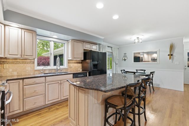 43 Brinker Drive S, North Greenbush, NY 12144
