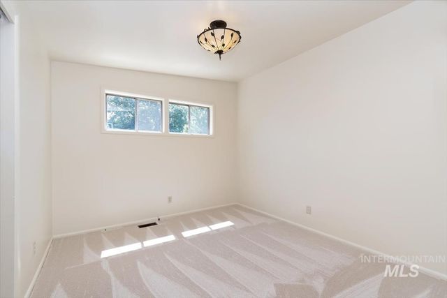 7634 W Cambridge Dr, Boise, ID 83704