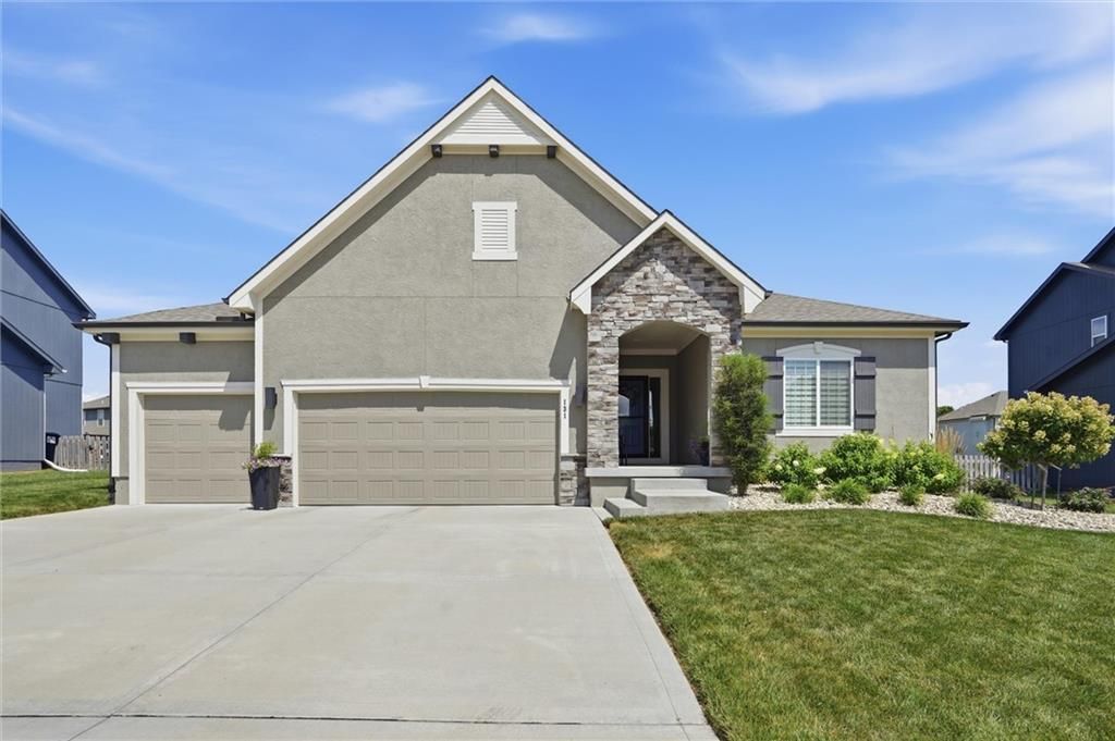 131 SE Briar Valley Lane, Blue Springs, MO 64064