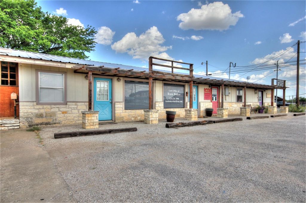 609 W Young ST, Llano, TX 78643