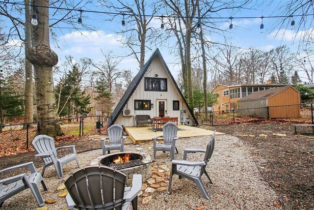 7149 Maple Avenue, South Haven, MI 49090