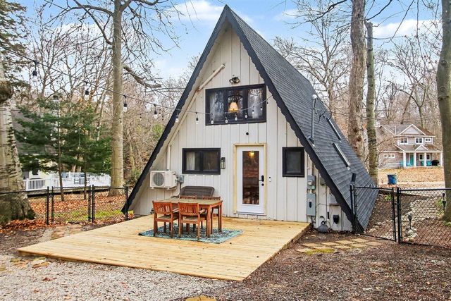 7149 Maple Avenue, South Haven, MI 49090