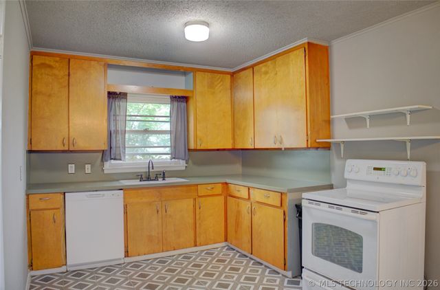8947 E Oklahoma Place, Tulsa, OK 74115