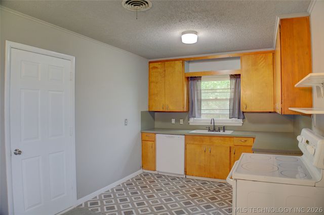 8947 E Oklahoma Place, Tulsa, OK 74115