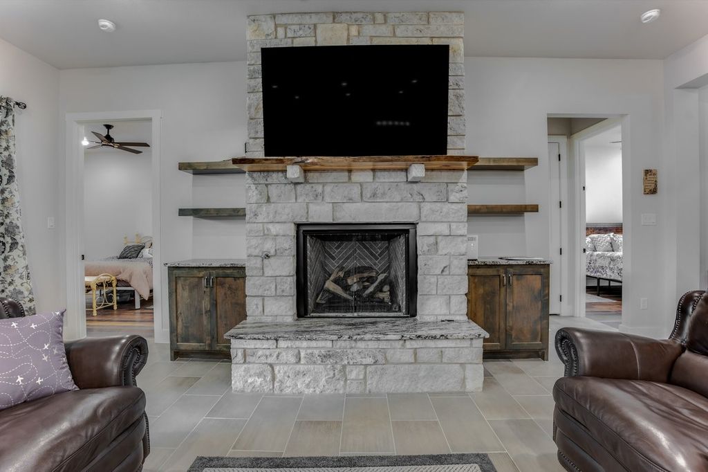 6015 Bonanza Drive D, Granbury, TX 76049 — photo 5