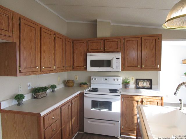 145 COUNTY ROAD 5635, Castroville, TX 78009