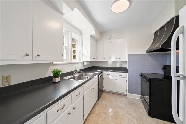 381 HOLMES CIR, Memphis, TN 38111