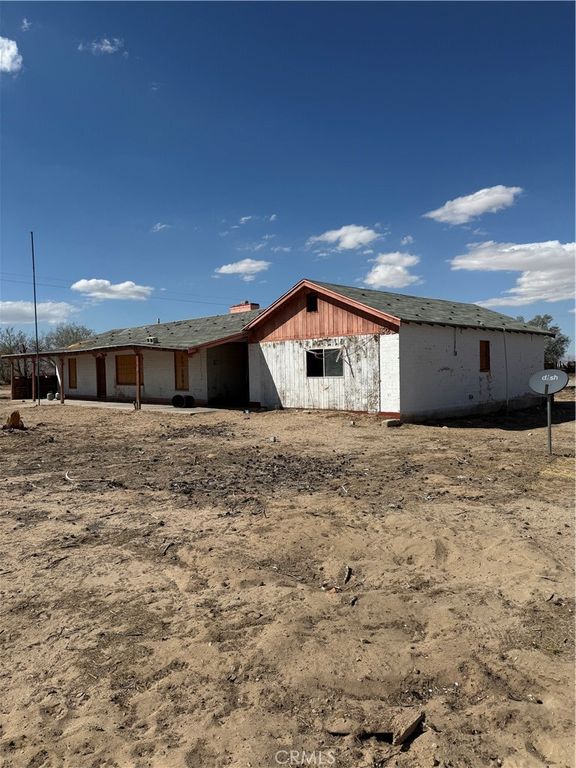 Image 3 of property listing at 45334 Yermo Road, Newberry Springs, CA 92365