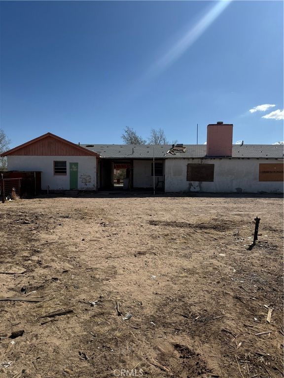 Image 4 of property listing at 45334 Yermo Road, Newberry Springs, CA 92365