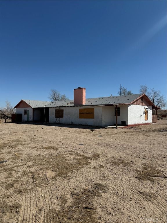 Image 5 of property listing at 45334 Yermo Road, Newberry Springs, CA 92365