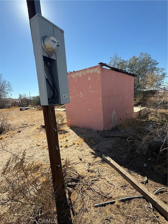 Image 7 of property listing at 45334 Yermo Road, Newberry Springs, CA 92365