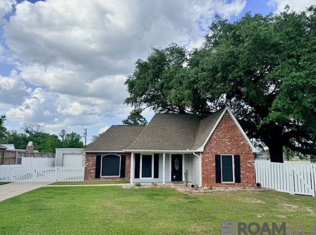 7903 Oakland Dr, Denham Springs, LA 70706