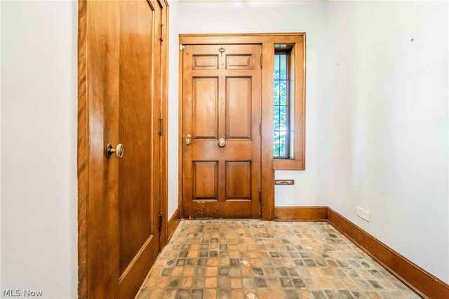 1327 Oakridge Drive, Cleveland Heights, OH 44121