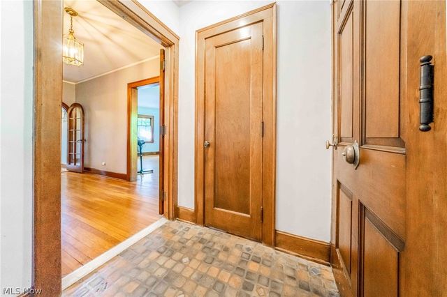 1327 Oakridge Drive, Cleveland Heights, OH 44121