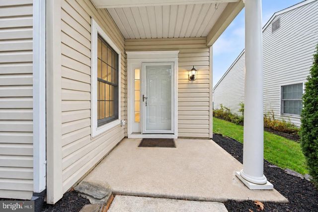 4 PARKVIEW CIR, Columbus, NJ 08022