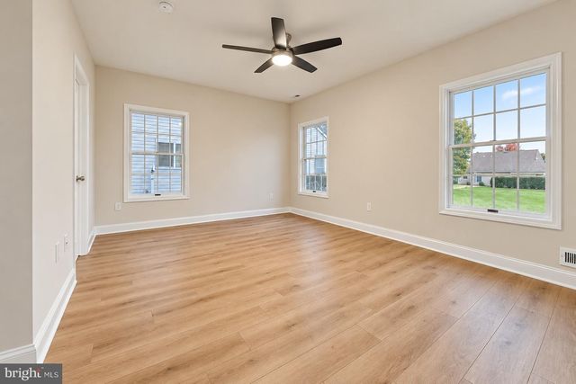 4 PARKVIEW CIR, Columbus, NJ 08022
