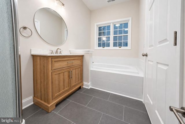 4 PARKVIEW CIR, Columbus, NJ 08022
