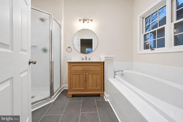 4 PARKVIEW CIR, Columbus, NJ 08022