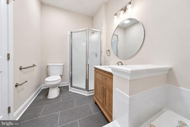 4 PARKVIEW CIR, Columbus, NJ 08022
