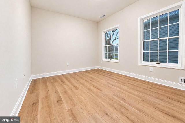 4 PARKVIEW CIR, Columbus, NJ 08022
