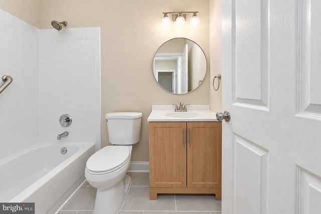 4 PARKVIEW CIR, Columbus, NJ 08022