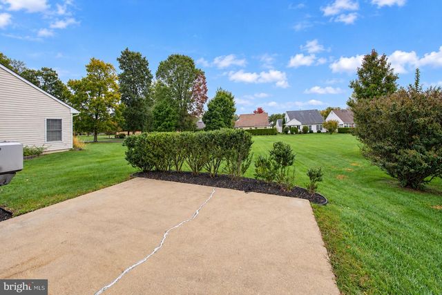 4 PARKVIEW CIR, Columbus, NJ 08022