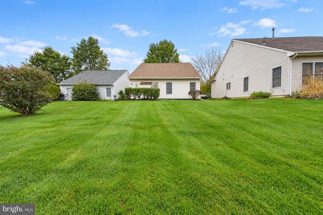 4 PARKVIEW CIR, Columbus, NJ 08022