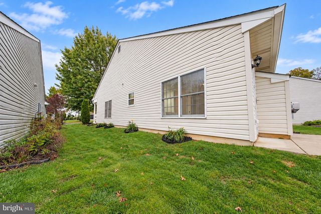 4 PARKVIEW CIR, Columbus, NJ 08022