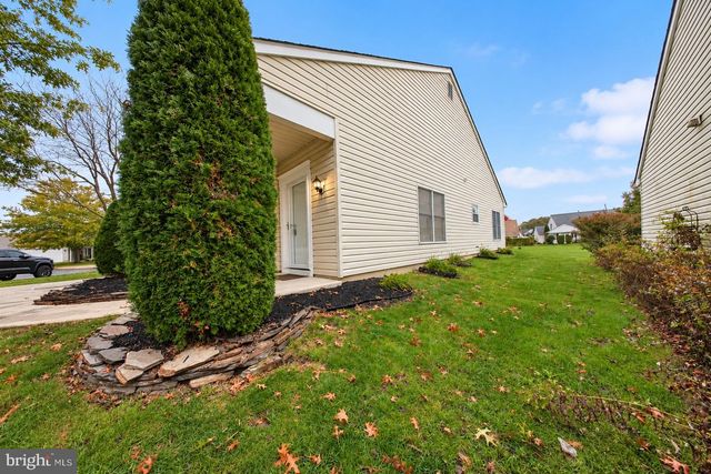 4 PARKVIEW CIR, Columbus, NJ 08022