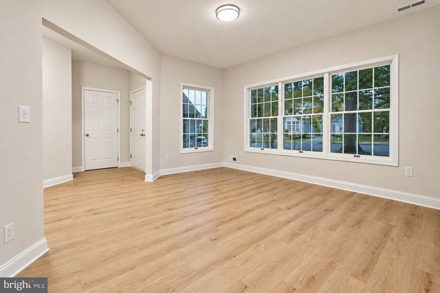 4 PARKVIEW CIR, Columbus, NJ 08022