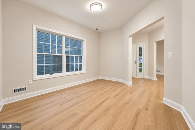 4 PARKVIEW CIR, Columbus, NJ 08022